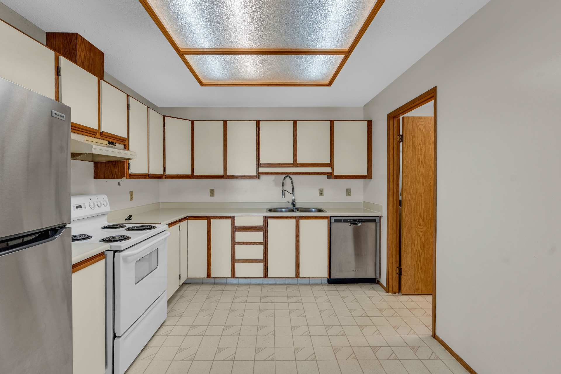 8街Superstore两房电梯公寓出售,带地下车库——林与唐地产 - 5